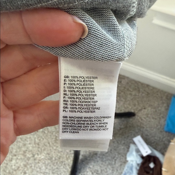 The North Face Women's Flash Dry SS V neck Tee, Medium, Like New - Picture 7 of 8